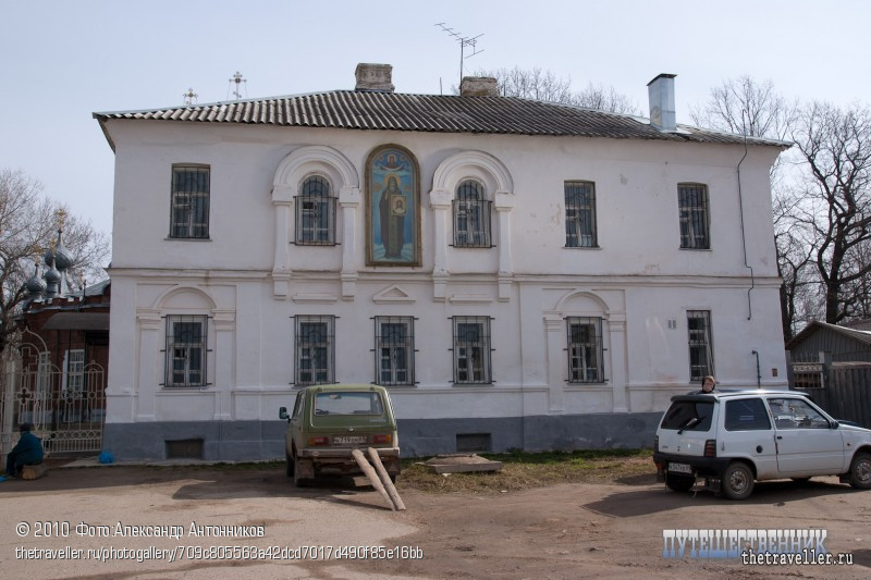 Дом притча у въезда во двор Спасо-Кладбищенской церкви. Бежецк (Тверская область)